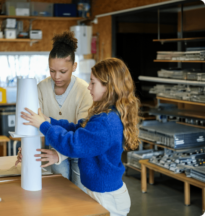 Schülerinnen und Schüler arbeiten an der Challenge