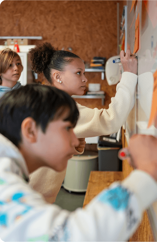 Schülerinnen und Schüler arbeiten an der Challenge