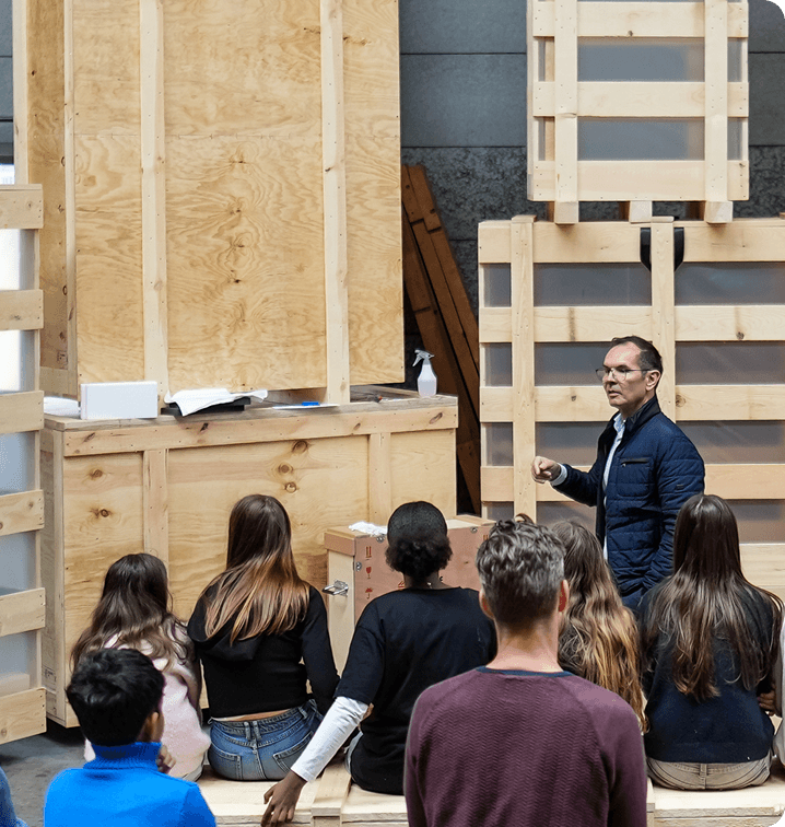 Schülerinnen und Schüler beim Unternehmensbesuch